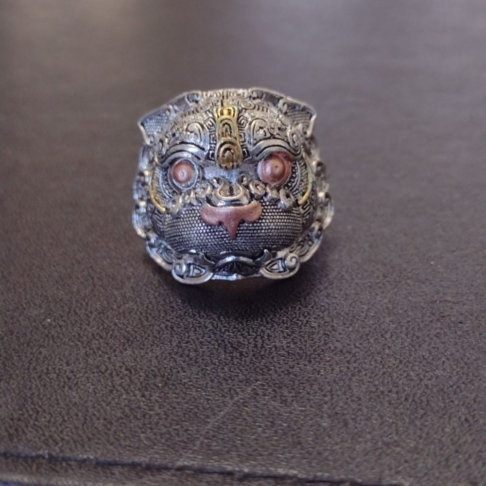 Silver tone ring looks like a tribal animal size 7